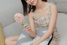 小清新美少女格纹吊带裙写真图片-套图岛