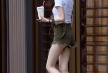 都市丽人听歌的长腿牛仔热裤美女【30P-125MB】-套图岛