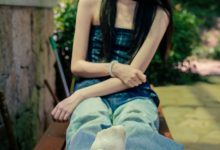 足愉心 NO.049 小瑶（搭配：蓝色格子吊带、牛仔长裤、白棉袜、洞洞鞋、裸足）[120P+2V／10.7GB]-套图岛